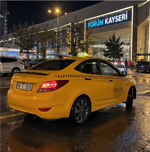 Kayseri 7/24 Taksi aracı, Forum Kayseri önünde