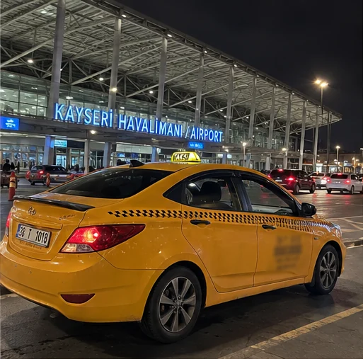 Kayseri 7/24 Taksi aracı, Kayseri Havalimanı önünde